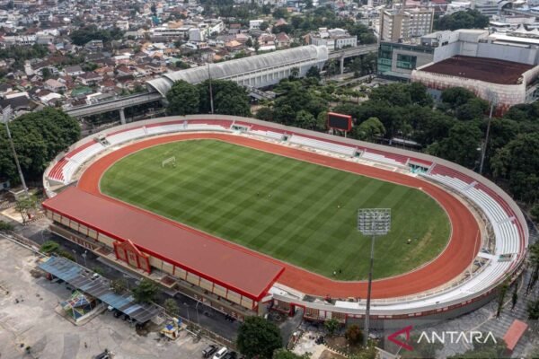 Alternatif judul untuk "Fakta Singkat 17 Stadion yang Diperbaharui dan Dibangun Pemerintah" bisa menjadi:

1. "17 Stadion: Renovasi dan Pembangunan oleh Pemerintah"
2. "17 Stadion yang Telah Diperbarui dan Dibangun oleh Pemerintah"
3. "Stadion Baru dan yang Diperbaharui: 17 Proyek Pemerintah"
4. "Mengintip 17 Stadion Hasil Renovasi dan Pembangunan Pemerintah"
5. "17 Stadion Revitalisasi: Pembangunan dan Renovasi oleh Pemerintah" 

Silakan pilih salah satu atau gunakan sebagai inspirasi untuk membuat judul yang lebih sesuai!