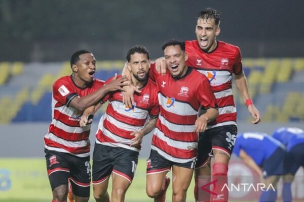 Tentu, berikut adalah beberapa alternatif judul untuk tema "Madura United dalam Motivasi Tinggi Jelang Hadapi PSIS Semarang":

1. "Semangat Membara: Madura United Siap Hadapi PSIS Semarang"
2. "Madura United: Bertekad Menang Melawan PSIS Semarang"
3. "Madura United dalam Persiapan Menghadapi Tantangan PSIS Semarang"
4. "Gairah Tinggi Madura United Jelang Pertarungan Melawan PSIS Semarang"
5. "Madura United: Motivasi Tinggi Menuju Laga Melawan PSIS Semarang"
6. "Kesiapan Optimal: Madura United Sambut PSIS Semarang dengan Semangat"
7. "Madura United: Memompa Energi Jelang Pertandingan Melawan PSIS Semarang"
8. "Madura United: Target Kemenangan Melawan PSIS Semarang"

Semoga judul-judul ini bisa menginspirasi!