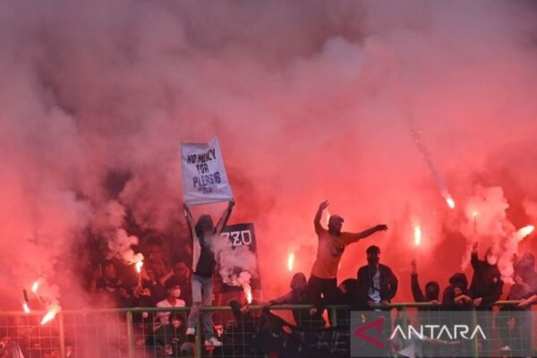 Erick Thohir Mengisyaratkan Penerusan Larangan Suporter Tamu di Liga 1 Erick Thohir Mengisyaratkan Penerusan Larangan Suporter Tamu di Liga 1
