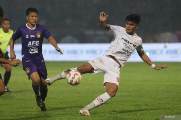 Here are some alternative titles for "Ramadhan Sananta resmi bermain di Liga Malaysia musim depan":

1. "Ramadhan Sananta Bergabung dengan Liga Malaysia Musim Depan"
2. "Resmi: Ramadhan Sananta Akan Memperkuat Tim di Liga Malaysia"
3. "Liga Malaysia: Ramadhan Sananta Menyatakan Bergabung Musim Depan"
4. "Kepastian: Ramadhan Sananta Akan Berlaga di Liga Malaysia Tahun Depan"
5. "Ramadhan Sananta Resmi Jadi Pemain Liga Malaysia Musim 2024"
6. "Liga Malaysia Menyambut Kedatangan Ramadhan Sananta Musim Depan"
7. "Satu Langkah Baru: Ramadhan Sananta di Liga Malaysia Musim 2024"
8. "Ramadhan Sananta Siap Tampil di Liga Malaysia Musim Depan"

Feel free to let me know if you need more options!