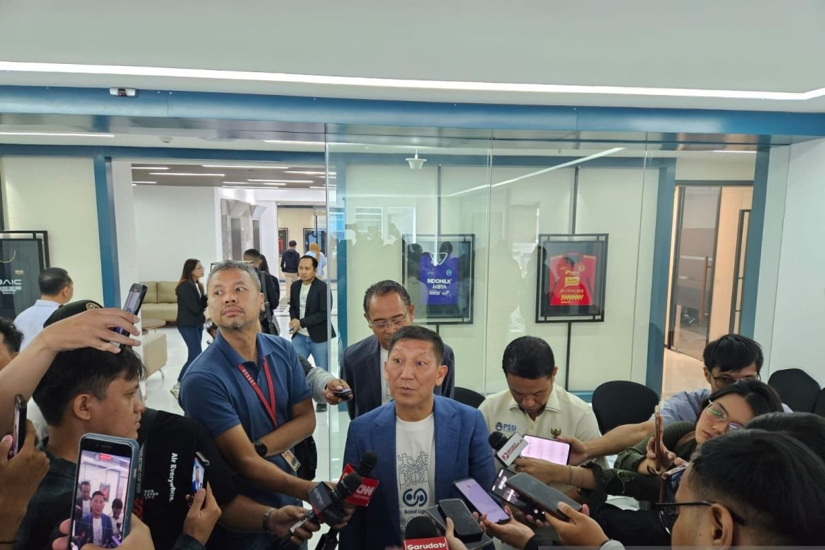 Here are some alternative titles for "Operator Liga Cermati Ketat Laga-Laga Akhir Musim":

1. "Pengawasan Ketat Operator Liga pada Pertandingan Akhir Musim"
2. "Operator Liga Pantau Secara Ketat Pertarungan di Akhir Musim"
3. "Keterlibatan Aktif Operator Liga dalam Laga-Laga Penutup Musim"
4. "Operator Liga Cermati dengan Seksama Laga-Laga Penentu Musim"
5. "Pengamatan Ketat Operator Liga Terhadap Laga-Laga Penting di Akhir Musim"
6. "Analisis Teliti Operator Liga pada Pertandingan Akhir Musim"
7. "Operator Liga Menyaksikan Laga-Laga Kritis di Penutupan Musim"
8. "Operasional Liga: Fokus pada Laga-Laga Krusial Menjelang Akhir Musim"

Feel free to mix and match elements from these suggestions!