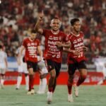 Bali United Perpanjang Kontrak Rahmat dan Fitrul" 

Jika Anda memerlukan variasi judul atau perlu informasi tambahan, silakan beri tahu!