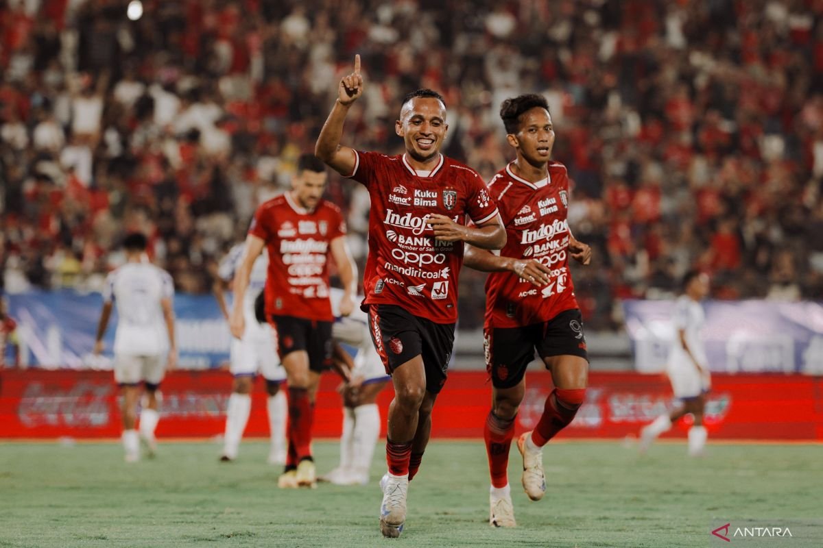 Bali United Perpanjang Kontrak Rahmat dan Fitrul" 

Jika Anda memerlukan variasi judul atau perlu informasi tambahan, silakan beri tahu!
