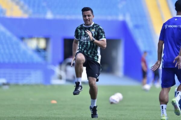 Berikut adalah beberapa alternatif judul untuk "Persib Bandung Siapkan Program Latihan Mandiri Selama Libur":

1. "Persib Bandung Rencanakan Latihan Mandiri di Tengah Liburan"
2. "Program Latihan Mandiri: Persib Bandung Persiapkan Pemain Selama Libur"
3. "Liburan Bukan Halangan: Persib Bandung Luncurkan Latihan Mandiri"
4. "Persib Bandung Siapkan Rencana Latihan Mandiri untuk Pemain di Masa Libur"
5. "Mengisi Libur: Program Latihan Mandiri Persib Bandung diadakan"
6. "Persib Bandung Fokus pada Latihan Mandiri Selama Cuti"
7. "Jaga Kebugaran: Persib Bandung Aplikasikan Latihan Mandiri Selama Libur" 

Silakan pilih atau modifikasi sesuai kebutuhan!