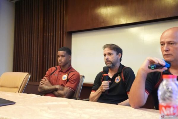 Berikut adalah beberapa alternatif judul untuk "Mauricio Souza nilai semua pemain Dewa United harus diwaspadai":

1. "Mauricio Souza: Semua Pemain Dewa United Perlu Diwaspadai"
2. "Mauricio Souza: Pentingnya Mengawasi Setiap Pemain Dewa United"
3. "Analisis Mauricio Souza: Pemain Dewa United yang Harus Diperhatikan"
4. "Mauricio Souza: Waspadai Ancaman dari Semua Pemain Dewa United"
5. "Mauricio Souza: Menilai Bahaya yang Ditimbulkan Pemain Dewa United"
6. "Strategi Mauricio Souza: Siaga Terhadap Setiap Pemain Dewa United"
7. "Mauricio Souza: Kewaspadaan Terhadap Pemain Dewa United Sangat Penting" 

Silakan pilih satu atau beberapa yang sesuai!