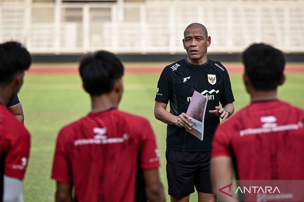 Berikut adalah beberapa alternatif judul yang dapat digunakan untuk tema "Nova minta pemainnya introspeksi sebelum berlaga di Piala Dunia U-17":

1. "Nova Dorong Pemain Lakukan Introspeksi Menjelang Piala Dunia U-17"
2. "Sebelum Piala Dunia U-17, Nova Minta Pemainnya Refleksi Diri"
3. "Introspeksi Sebelum Bertanding: Pesan Nova untuk Pemain U-17"
4. "Nova: 'Refleksi Diri Penting Menjelang Piala Dunia U-17'" 
5. "Mempersiapkan Mental: Nova Anjurkan Introspeksi pada Pemain U-17"
6. "Pesan Penting Nova: Introspeksi Diri Sebelum Menghadapi Piala Dunia U-17"
7. "Sebelum Melangkah ke Piala Dunia U-17, Nova Ajak Pemainnya Introspeksi Diri"

Silakan pilih atau modifikasi sesuai dengan kebutuhan!